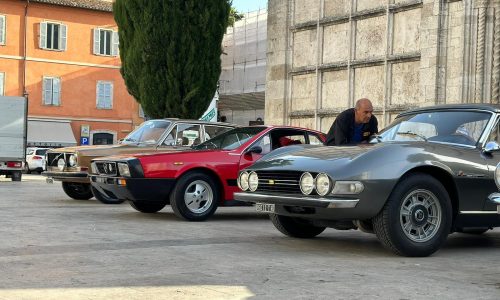 Offida accoglie Ruote nella Storia: l’eleganza delle auto d’epoca incontra il fascino dei borghi del Piceno.