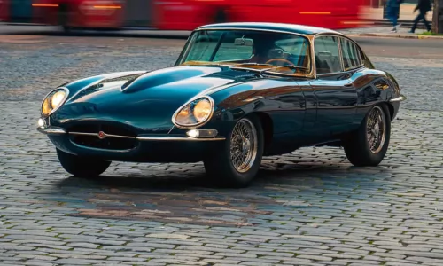 Helm E-Type: La storica Jaguar E-Type rinata con tecnologie moderne.