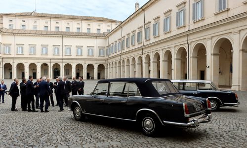 Celebrazione al Quirinale: Un tributo all’eleganza delle Lancia Flaminia Presidenziali.