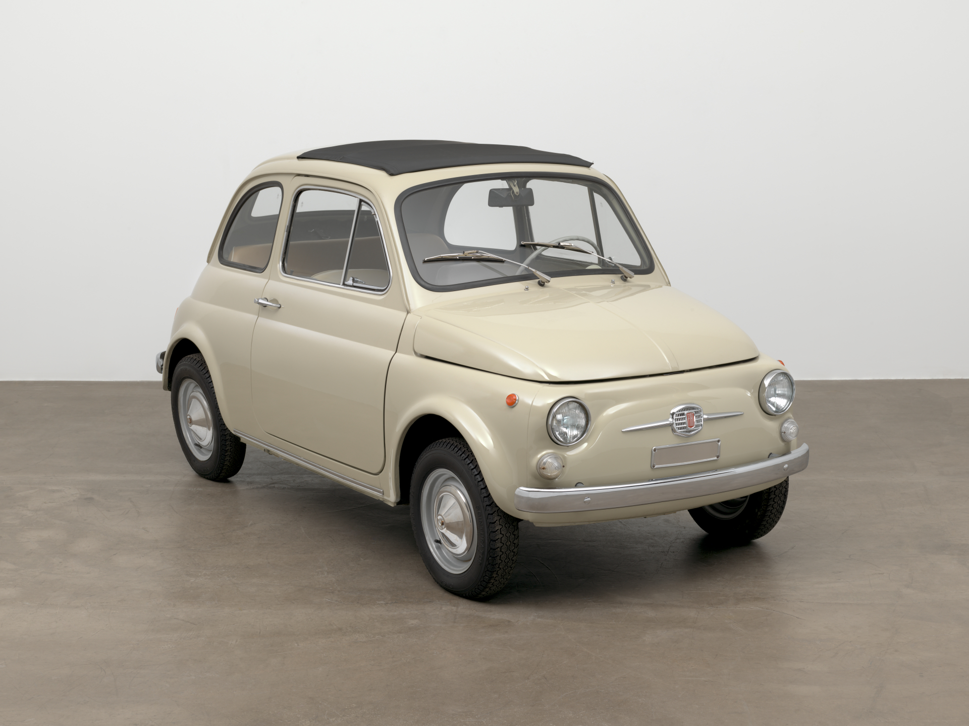 La Leggendaria Fiat 500 Celebra 67 Anni di Iconicità e Innovazione.