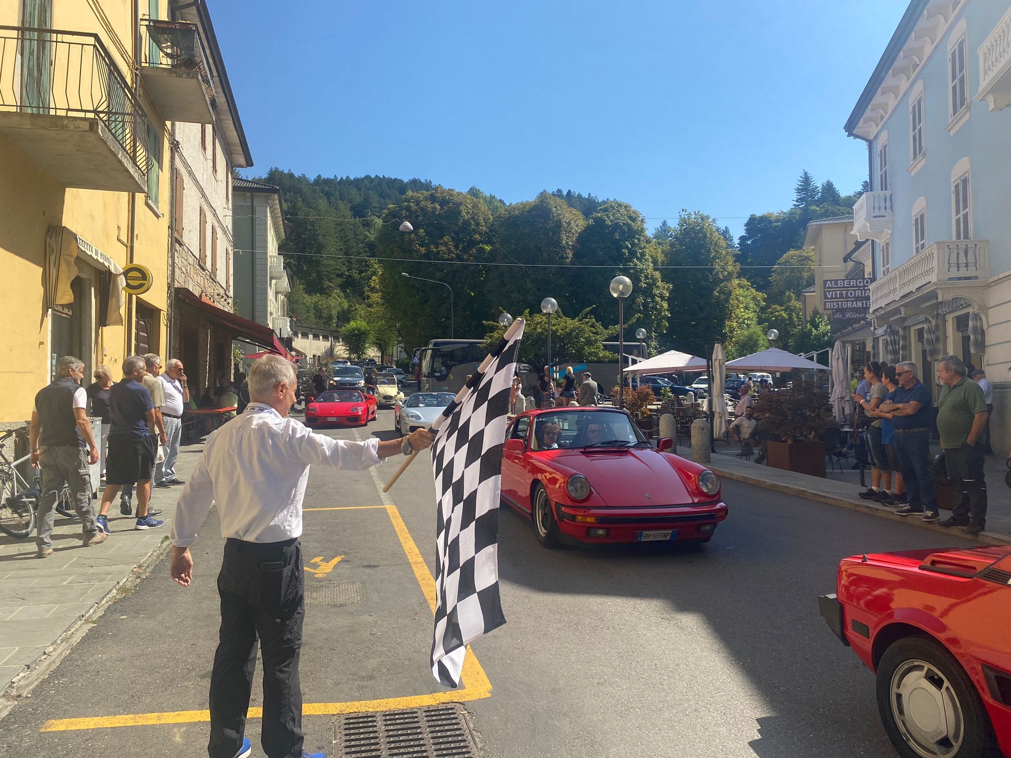 Raduno di Auto Storiche a Parma: Un Tuffo nella Storia del Motorismo.