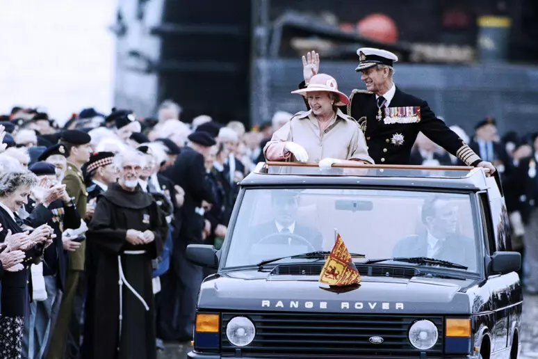 Pebble Beach Concours d’Elegance omaggia la Regina Elisabetta II con una Collezione di Veicoli Storici.