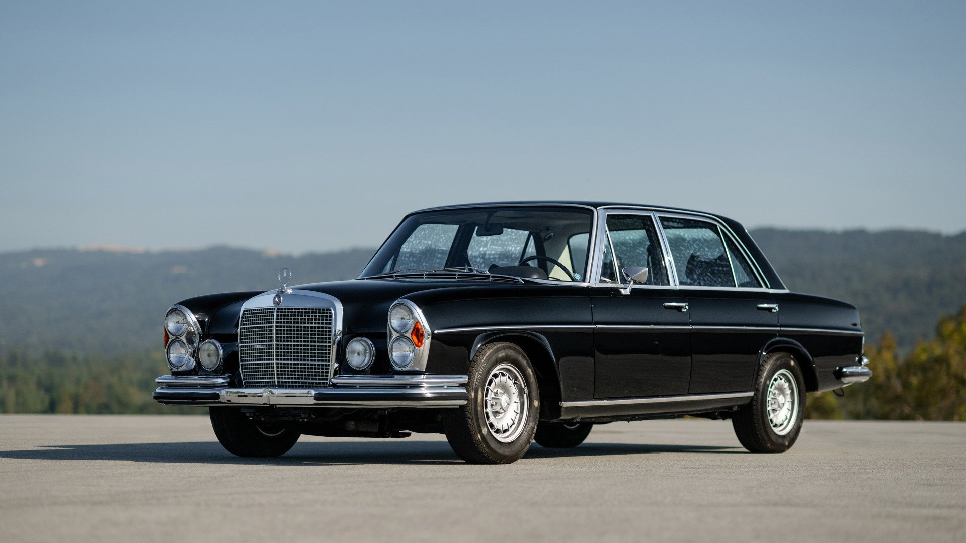 All’Asta la Mercedes-Benz 300 SEL 6.3 di Steve McQueen: Un’Icona di Hollywood dal Passato Glorioso.