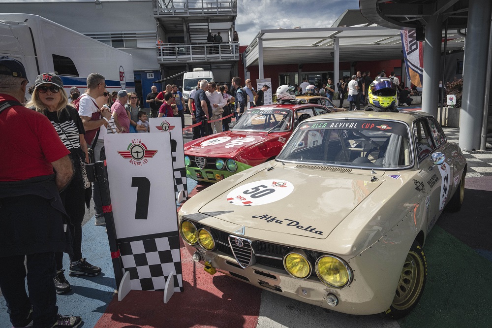 Alfa Revival Cup 2024: Barri e Petrone conquistano Vallelunga con una rimonta epica.