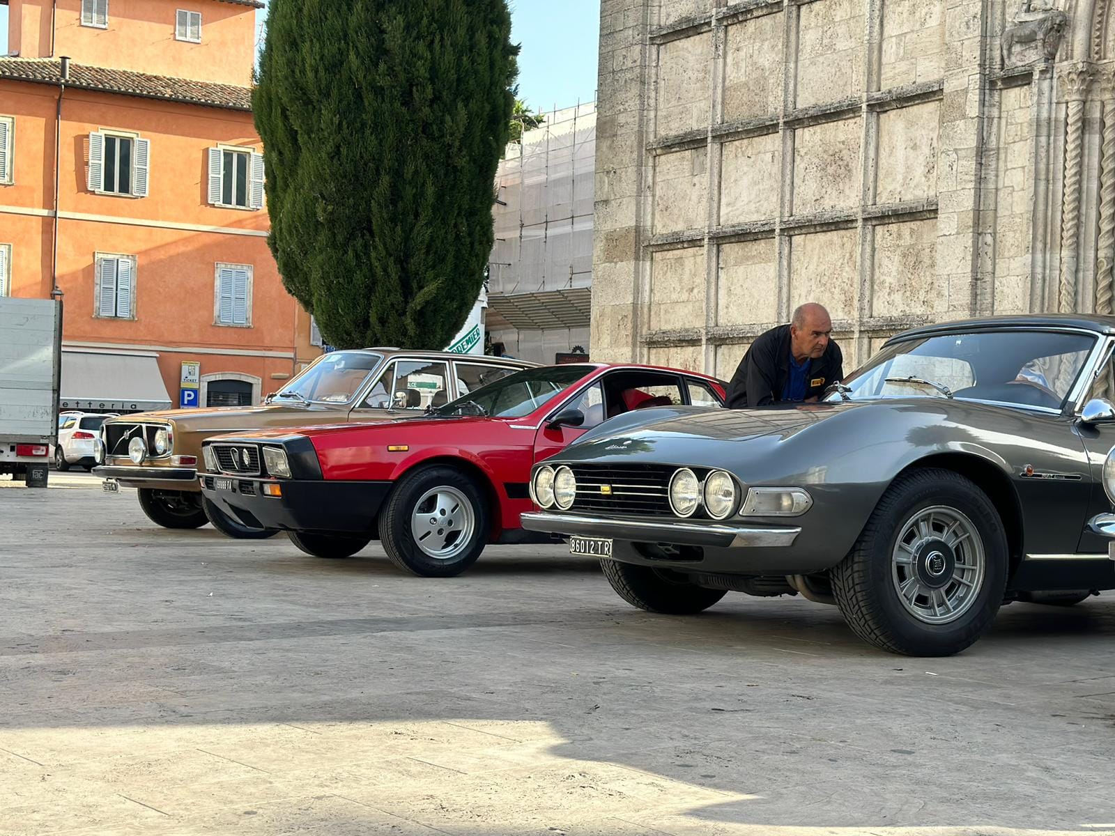 Offida accoglie Ruote nella Storia: l’eleganza delle auto d’epoca incontra il fascino dei borghi del Piceno.