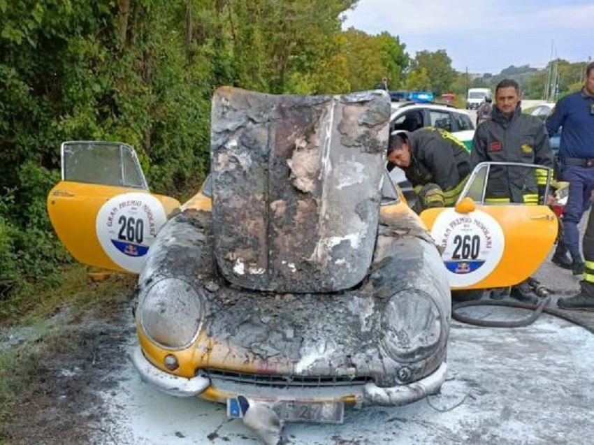 Ferrari d’epoca in fiamme sulla provinciale: danni ingenti per un’auto da 2,5 milioni.