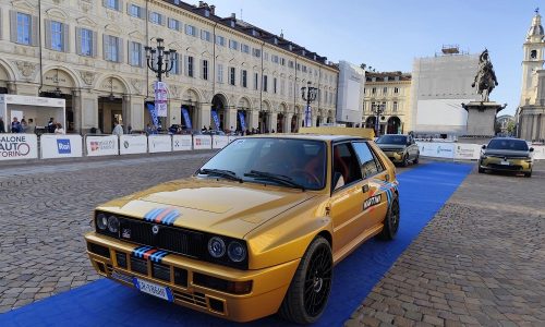 Torino in festa per Amiki Miei 2024: la parata delle 130 Lancia Delta.