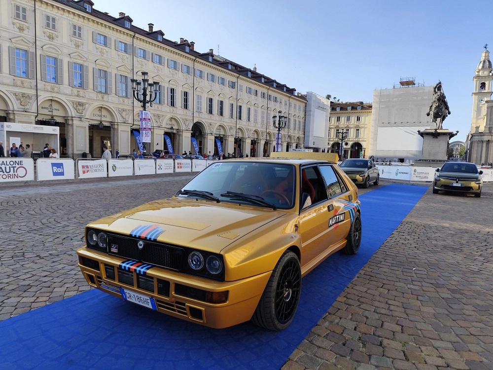 Torino in festa per Amiki Miei 2024: la parata delle 130 Lancia Delta.