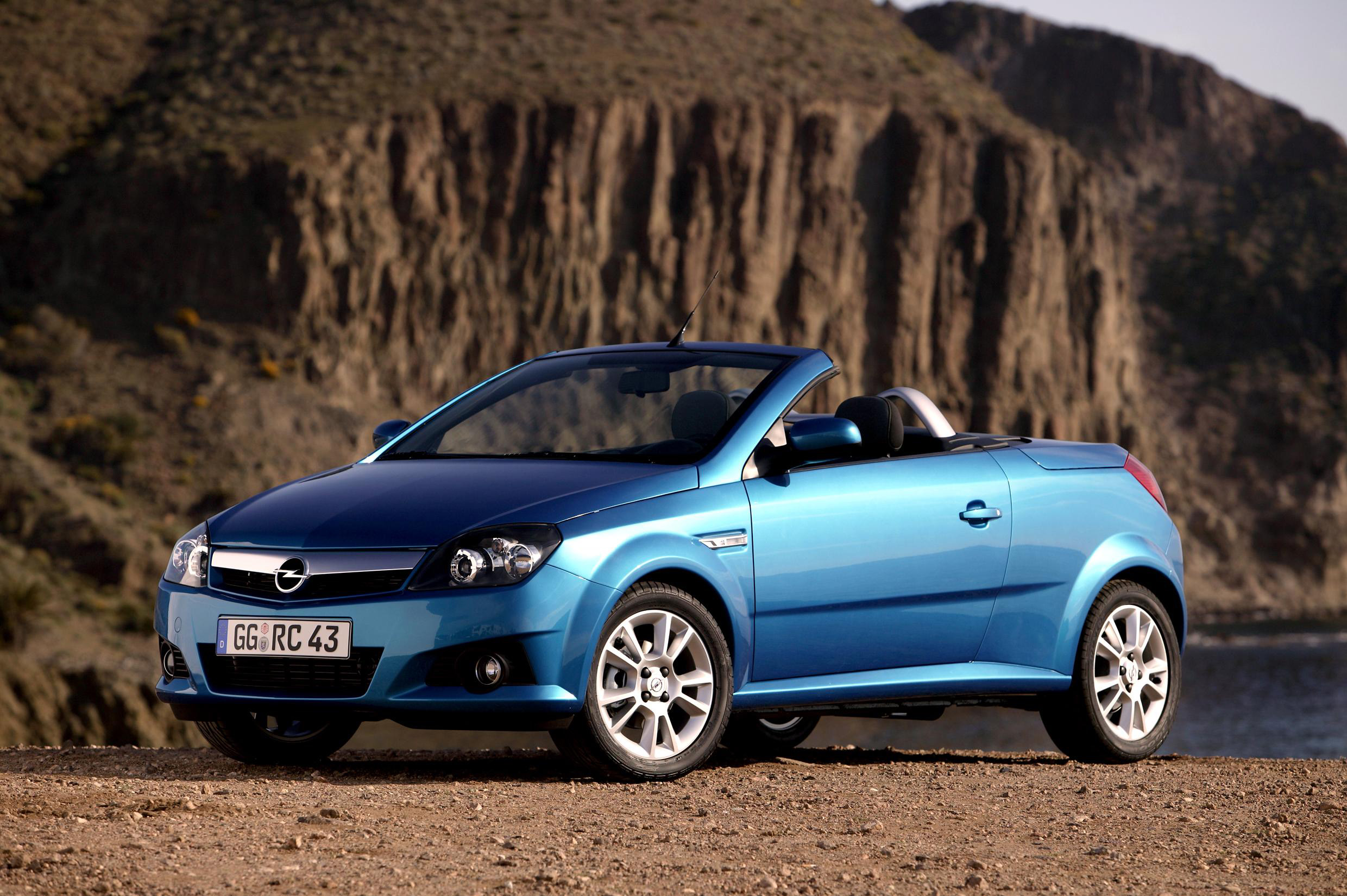 Opel Tigra TwinTop: vent’anni di Trasformazione e Successo.