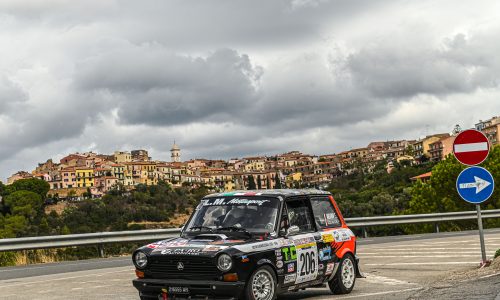 Le A112 Abarth tornano a rombare al Rally Elba Storico: 22 equipaggi in corsa per il Trofeo che ha forgiato i campioni del rally.