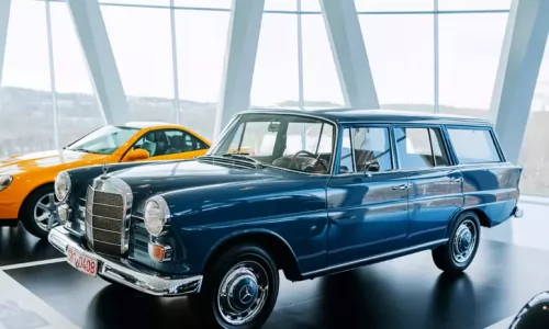 Mercedes-Benz 200 D Universal del 1968: Un’Icona di Stile e Funzionalità al Museo Mercedes-Benz di Stoccarda.