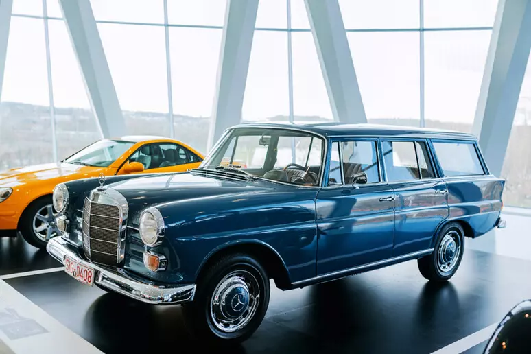 Mercedes-Benz 200 D Universal del 1968: Un’Icona di Stile e Funzionalità al Museo Mercedes-Benz di Stoccarda.