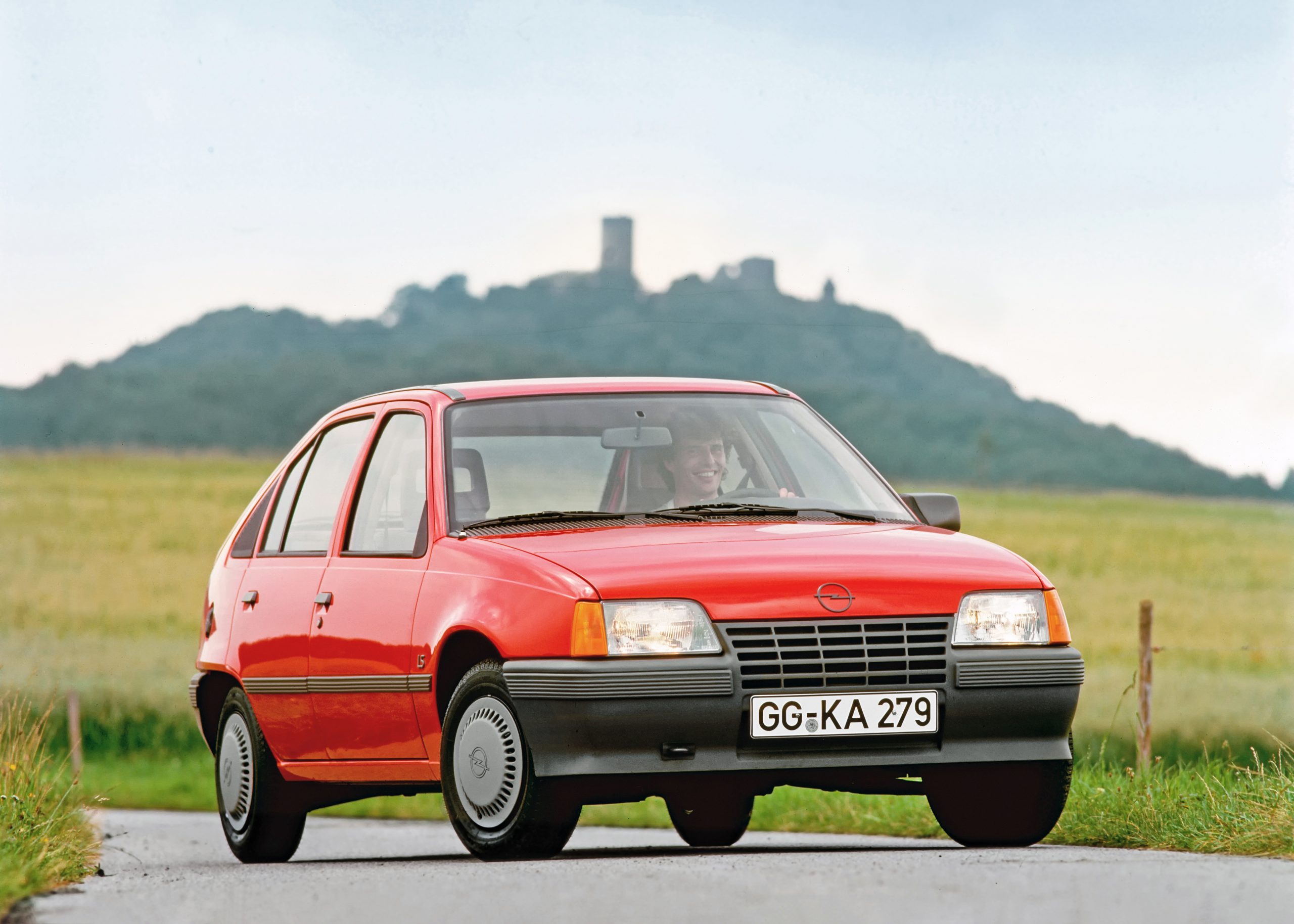 Opel Kadett E: Un’Icona di Innovazione e Stile Compie 40 Anni.