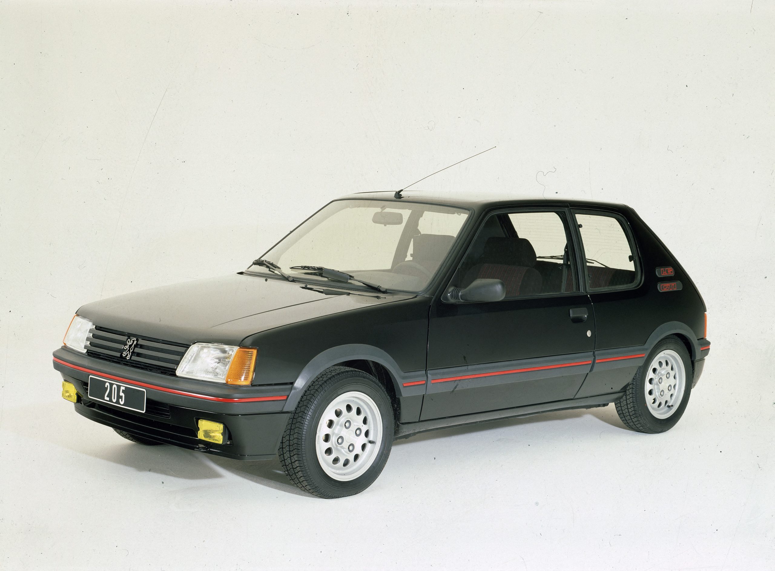 Peugeot 205 GTi: 40 Anni di Storia della Hot Hatch Francese.