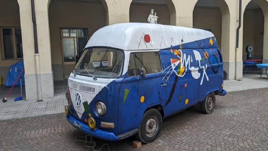 Un Volkswagen T2 per l’oncologia: all’asta l’arte che fa del bene.