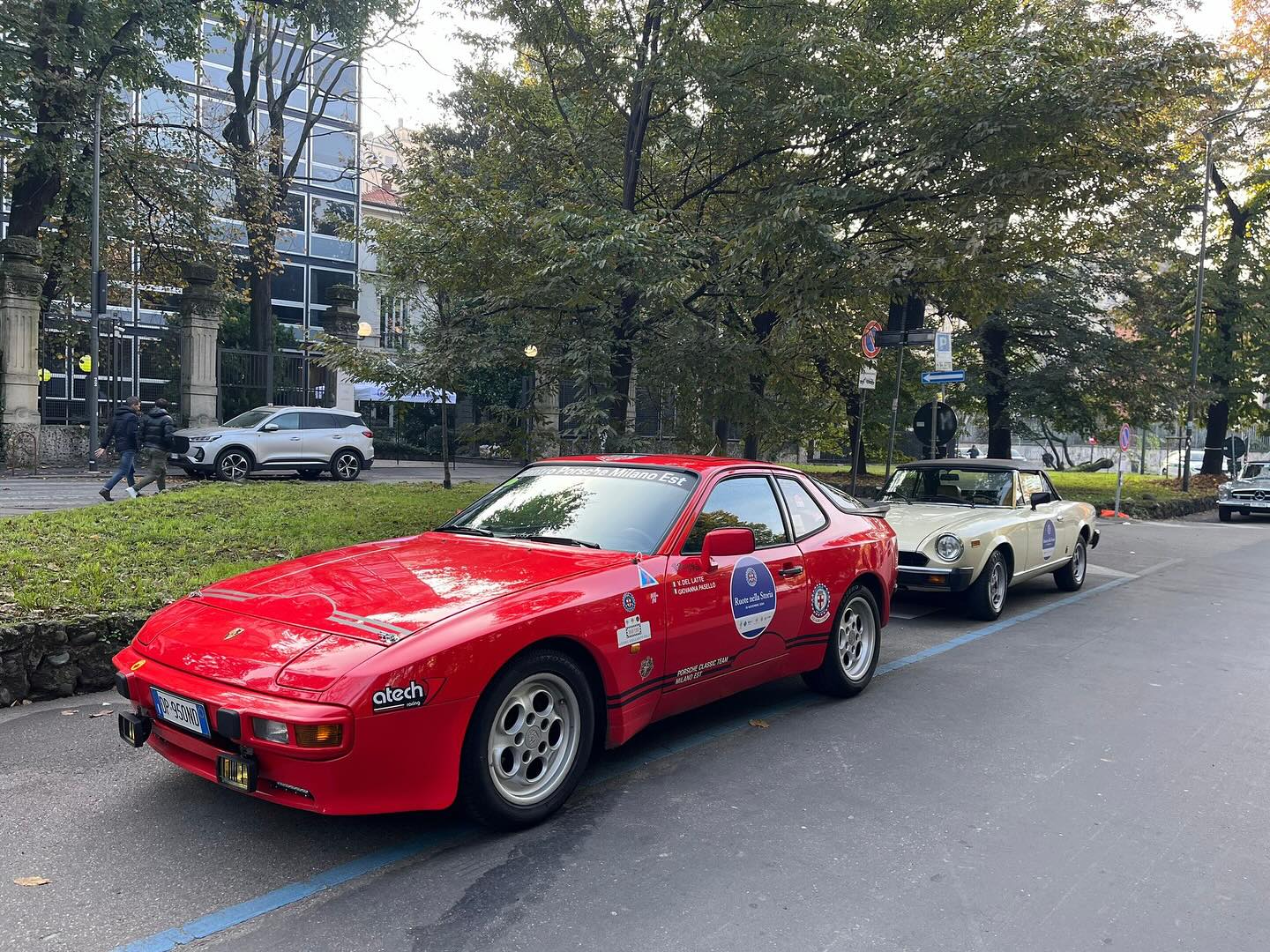 Ruote nella Storia: le auto d’epoca sfilano nel cuore di Milano.