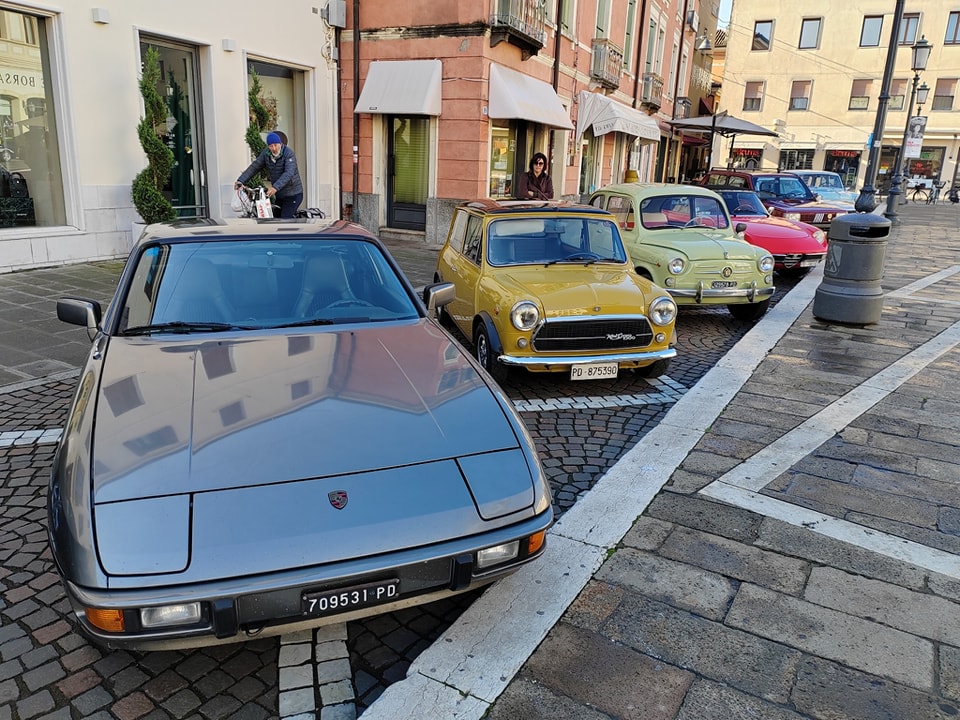 Ruote nella Storia: l’Automobile Club Rovigo celebra il motorismo storico tra arte e cultura.