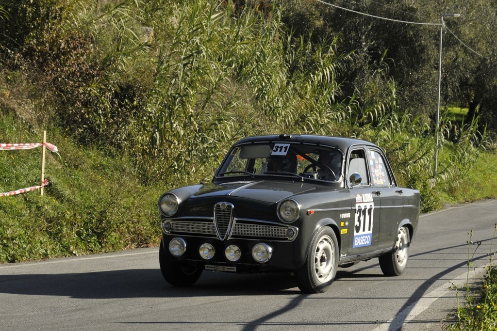 6° Giro dei Monti Savonesi Storico: Garghetti (BMW 320) e Bonnet (Alfa Romeo Giulietta) trionfano nel rally di regolarità.